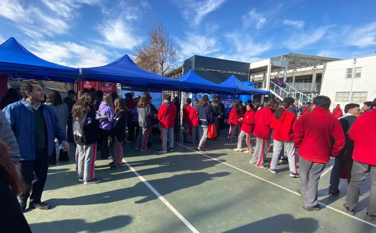  ALUMNOS DE 3° Y 4° MEDIO ASISTEN A FERIA VOCACIONAL